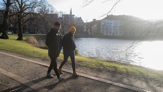 Hamza Abed bei einem Spaziergang im Park mit einer Freundin. Hamza Abed bei einem Spaziergang im Park mit einer Freundin. © NDR Foto: Lisa Pandelaki