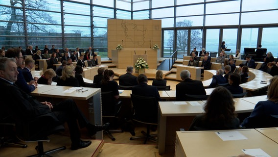 Der Landtag in Schleswig-Holstein hält eine Gedenkstunde für die Opfer des Nationalsozialismus. © NDR 