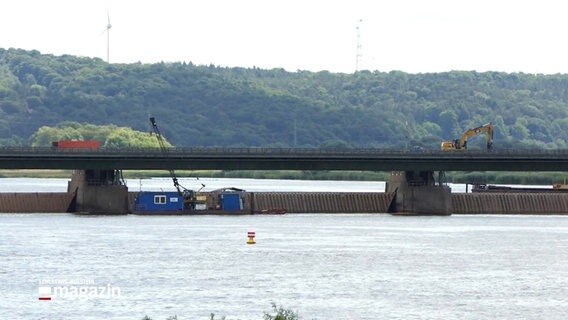 Eine Brücke über die Elbe wird saniert. © NDR 