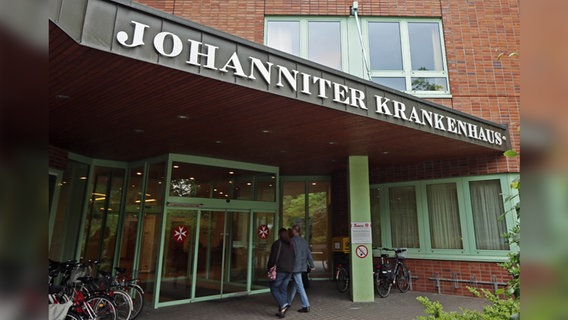 Der Eingang eines Krankenhauses in Geesthacht. © picture alliance / dpa Foto: Ulrich Perrey