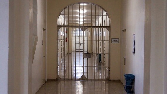 Ein Gefängnisgang mit Gittern. © NDR Foto: Hauke Bülow