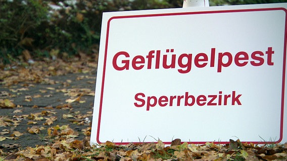 Ein Schild an einem Straßenrand weist auf einen Sperrbezirk hin. © NDR 