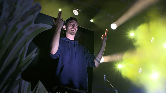 Auf einem Konzert auf der Kieler Woche übersetzt ein Gebärdensprachdolmetscher für Gehörlose. © NDR 