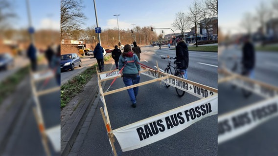 Ein "Geh-Zeug" simuliert bei einer Demonstration in Flensburg die Größe eines PKW. © Foto privat Foto: Foto privat