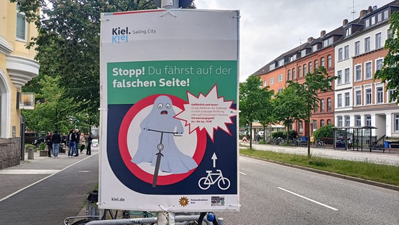 Auf einem Plakat ist ein Geist auf einem Fahrrad zu sehen. © Polizeidirektion Kiel 