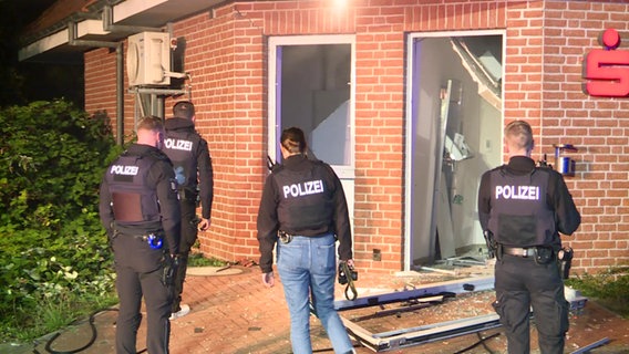 Polizeibeamte stehen vor einer Sparkassen Filiale mit zerstörter Tür © westkuesten-news.de Foto: Florian Sprenger