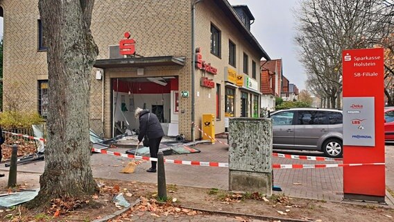 Eine Sparkassen-Filiale deren Innenraum durch eine Explosion beschädigt ist. Die Fensterfront ist auf die Straße geschleudert. © Doreen Pelz/NDR Foto: Doreen Pelz