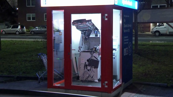 Ein stark beschädigter Geldautoamt in einem Containerhäuschen. © TeleNewsNetwork Foto: TeleNewsNetwork