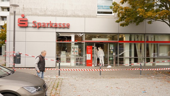 Bankfiliale mit gesprengten Fensterfronten und Absperrband um die Filiale rum. © Daniel Friederichs Foto: Daniel Friederichs