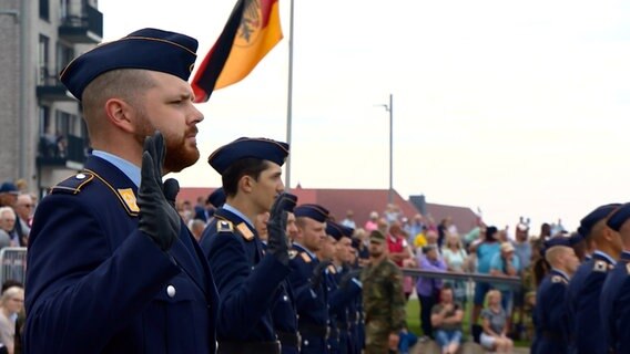 Bundeswehrsoldaten legen in Büsum ihr Gelöbnis ab. © NDR 