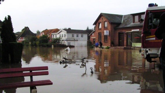 Geltings Süderholm ist überflutet. Auf dem Wasser treibt ein Kühlschrank. © NDR Foto: Peer-Axel Kroeske