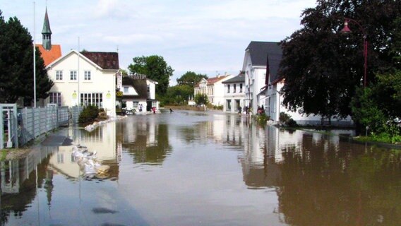 Die Straße Norderholm in Gelting steht komplett unter Wasser. © NDR Foto: Peer-Axel Kroeske