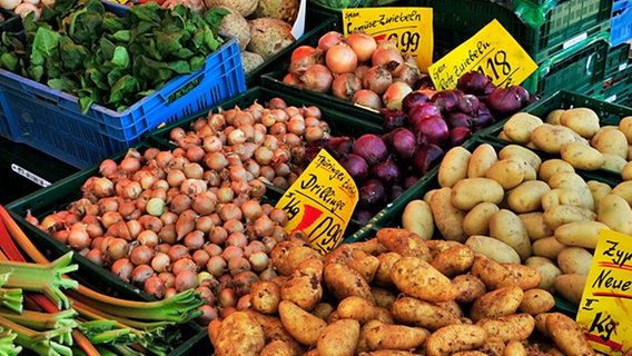 Verschiedenes Gemüse auf einem Wochenmarkt. © picture-alliance / Uwe Gerig Foto: Uwe Gerig