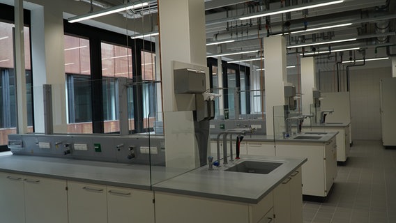 Innenansicht von einem Labor im Gebäude. © Julia Jänisch/NDR Foto: Julia Jänisch/NDR