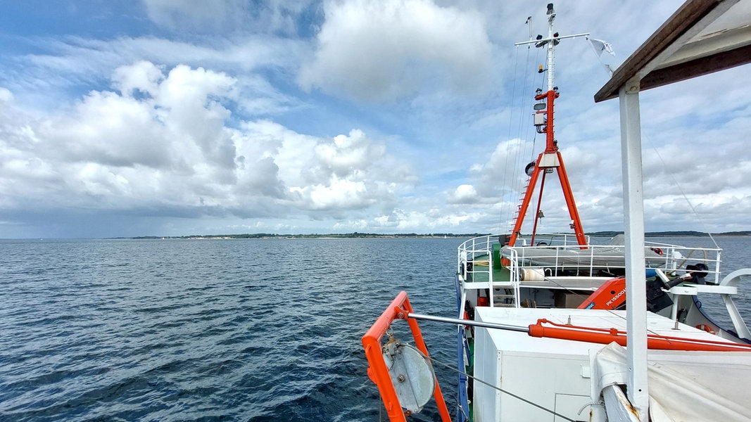 Ein Schiff des GEOMAR in der Ostsee mit Blick auf die Bucht. 
