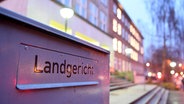Ein Briefkasten mit der Aufschrift "Landgericht" in Kiel. © dpa-Bildfunk Foto: Carsten Rehder/dpa