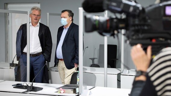 Der Angeklagte Thomas Nommensen (r) und sein Anwalt Michael Gubitz unterhalten sich vor dem Beginn des Prozesstages in einer Außenstelle des Lübecker Landgerichts. © dpa-Bildfunk Foto: Christian Charisius