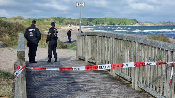 Polizisten sperren einen FKK-Strand ab während des G7-Gipfel  Foto: Julian Marxen