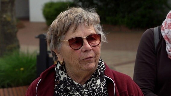 Gerda ist mit ihrer großen Familie für den 85-jährigen Geburtstag angereist, fühlt sich nicht gestört. Gerda ist mit ihrer großen Familie für den 85-jährigen Geburtstag angereist, fühlt sich nicht gestört. Foto: Julian Marxen