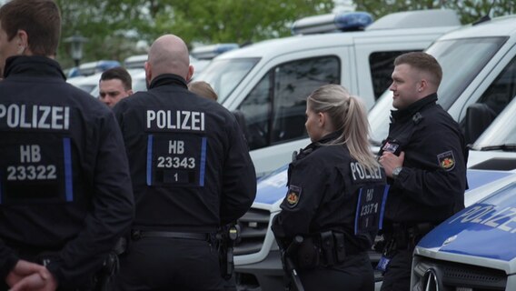 Polizisten besprechen sind während dem G7-Gipfel.  