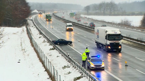 Eine Unfallstelle wird nach einem Glätteunfall auf der Autobahn durch die Polizei abgesperrt © NDR Schleswig-Holstein Magazin 