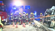 Einsatzkräfte der Feuerwehr bergen einen Sattelzug der von der Straße abgekommen ist. © Westküstennews 