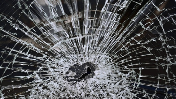 Eine gesprungene Windschutzscheibe. © IMAGO / Westend61 Foto: IMAGO / Westend61
