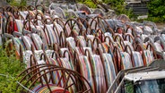 Kabeltrommeln mit Lehrrohren für Glasfaserkabel, auf einem Lagerhof. © IMAGO Foto: Jochen Tack