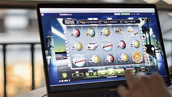 Auf einem Monitor ist ein Online-Glücksspiel zu sehen. © picture alliance / dpa Foto: Gaetan Bally