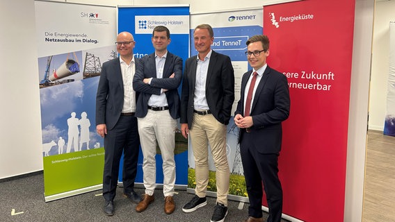 Tobias Goldschmidt, Grüne, Energiewendeminister
Benjamin Merkt, HanseWerk AG
Thorsten Dietz, TenneT
Thorben Schütt, parteilos, Landrat Dithmarschen © NDR Foto: Jonas Salto