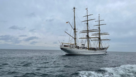 Die "Gorch Fock" ist nach einer sechsjährigen Sanierung wieder unterwegs. © NDR Foto: Christian Wolf