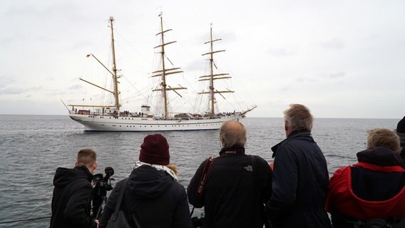 Die Gorch Fock fährt zurück in den Heimathafen Kiel und wird von Fotografinnen und Fotografen begleitet. © NDR Foto: Christian Wolf