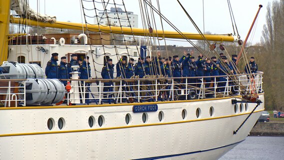 Der Dreimaster "Gorch Fock" verlässt den Kieler Heimathafen mit Besatzung an Bord. © NDR 