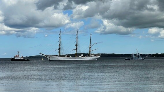 Die Gorch Fock auf dem Wasser. © NDR Foto: Christian Wolf