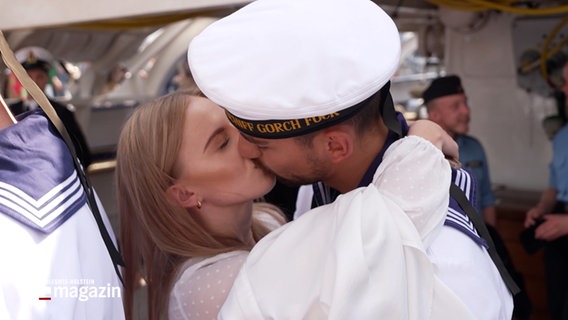 Ein Matrose der "Gorch Fock" küsst seine Freundin. © NDR 