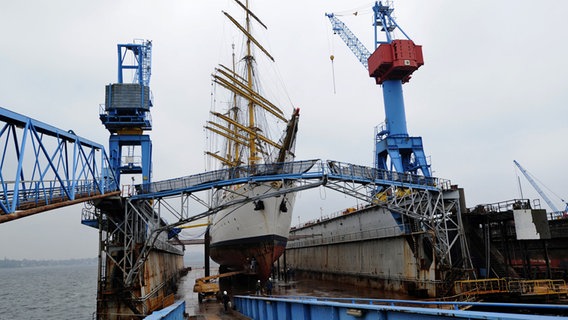 Das Segelschulschiff "Gorch Fock" wird in das Reperaturdock der Lindenau Werft in Kiel eingedockt. © dpa - Bildfunk Foto: Christian Charisius