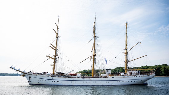 Die Gorch Fock läuft in den Kieler Hafen ein  Foto: Daniel Friederichs