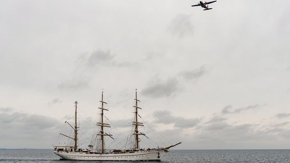 Die "Gorch Fock" fährt zurück in ihren Heimathafen Kiel während eine Transall der Bundeswehr das Schiff überfliegt. © dpa-Bildfunk Foto: Axel Heimken
