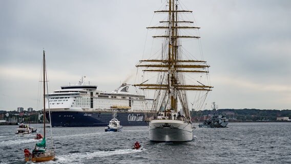 Das Segelschulschiff "Gorch Fock" legt an der gleichnamigen Mole im Marinehafen in Kiel an. Nach mehrjähriger Sanierung ist das Schiff in seinen Heimathafen zurückgekehrt. © dpa-Bildfunk Foto: Axel Heimken