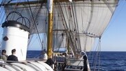 Die "Gorch Fock" fährt unter Segeln. © NDR Foto: Andreas Schmidt