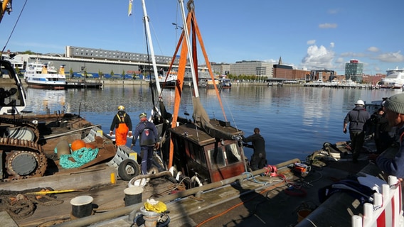 Das Traditionsschiff "Gorm" wird an der Hörn aus der Förde geborgen. © NDR 