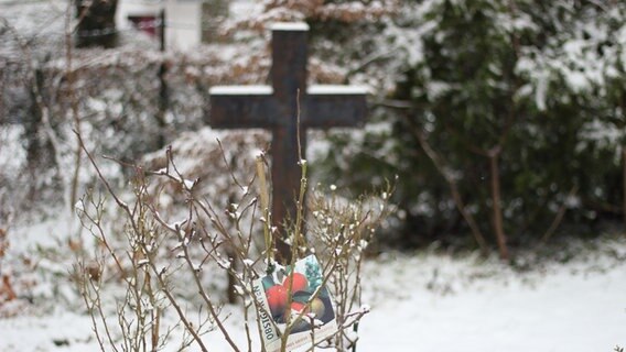 Ein Grab auf einem Friedhof. © NDR Foto: Anna Baum