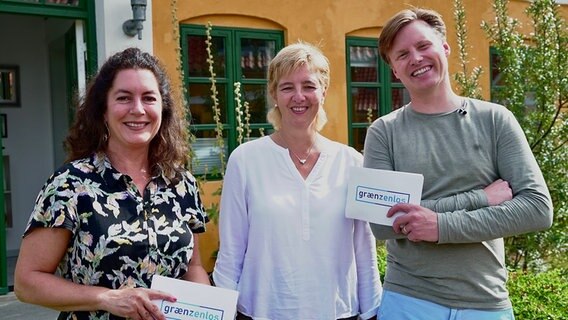 Drei Menschen stehen vor einem Haus und lächeln in die Kamera. © NDR Foto: Annika Teske