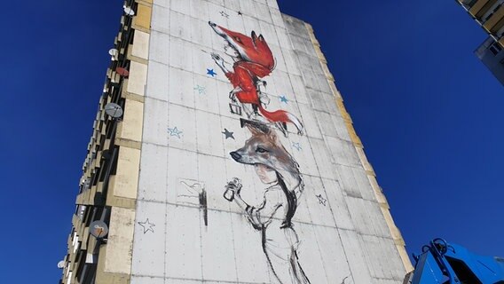 Ein großes Graffiti auf einer 36 Meter hohen Hochhauswand. © NDR Foto: Johannes Tran
