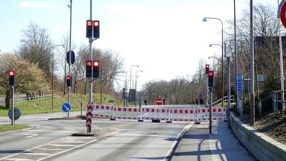 Absperrzäune und rote Ampeln an der deutsch-dänischen Grenze © NDR Foto: Peer-Axel Kroeske