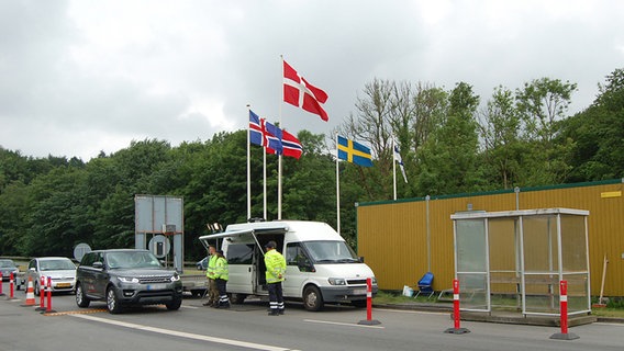 Am Grenzübergang Kruså  bei Flensburg kontrollieren dänische Polizisten nach Dänemark einreisende Fahrzeuge. © NDR Foto: Jörg Jacobsen