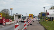 Fahrzeuge warten an einem Dänischen Grenzposten. © NDR Foto: Peer-Axel Kroeske
