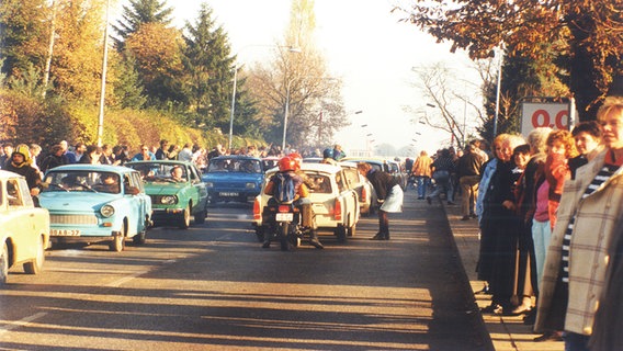 Viele Autos am Grenzübergang in Schlutup am 10. November 1989 © NDR Foto: Friedrich Keller