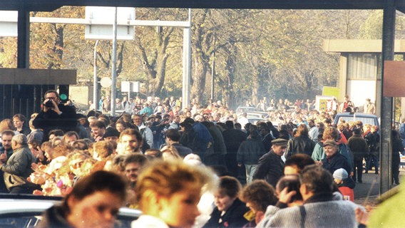 Menschenmassen am Grenzübergang in Schlutup am 10. November 1989 © NDR Foto: Friedrich Keller