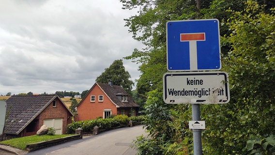 Ein Verkehrsschild weist auf eine Sackgasse in Niehuus hin. © NDR Foto: Peer-Axel Kroeske